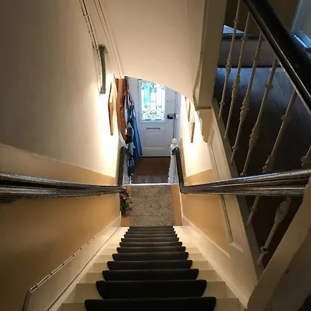 Six Lägenhet *